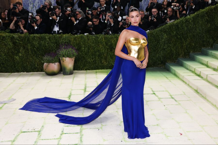 Die Ehefrau von Justin Bieber setzte auf eine goldene Corsage und eine lange blaue Schleppe.