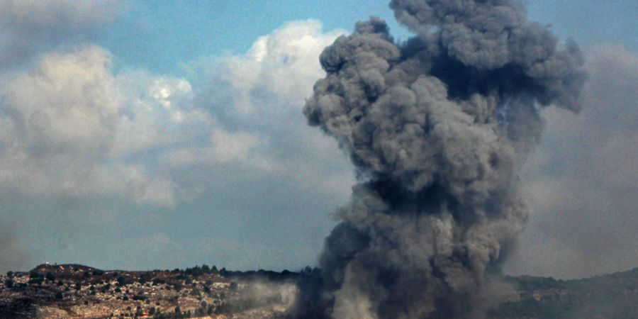 ARCHIV - Schwarze Rauchschwaden steigen nach einem israelischen Luftangriff auf einen mutmaßlichen Hisbollah-Stützpunkt am Rande der südlibanesischen Stadt Nabatieh auf. Foto: STR/dpa