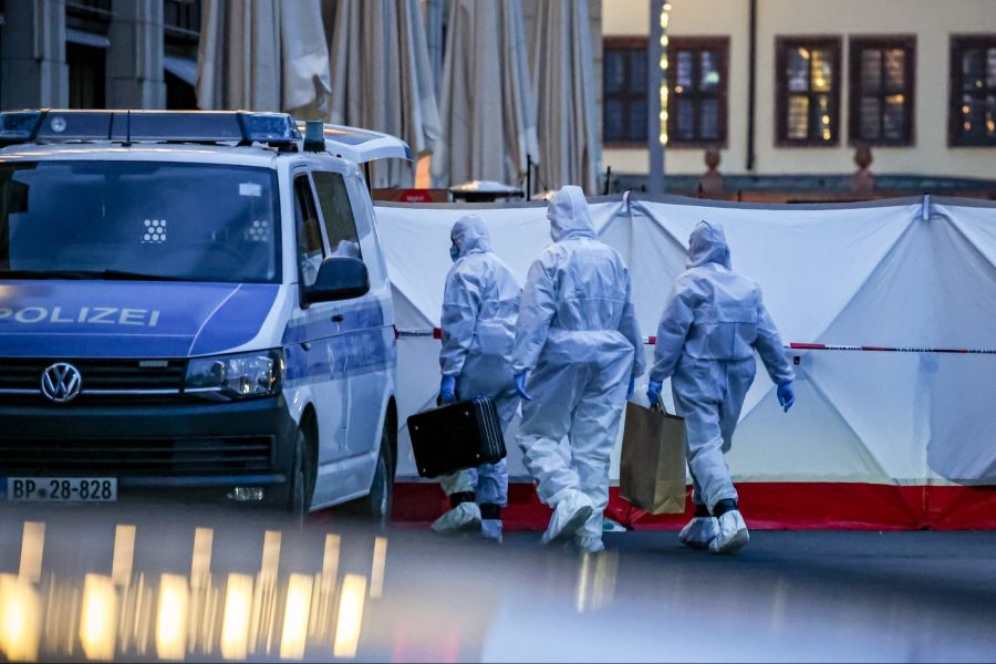 Bei der Amokfahrt in der Leipziger Innenstadt wurden am Montag eine 63-jährige Frau und ein 77-jähriger Mann getötet.