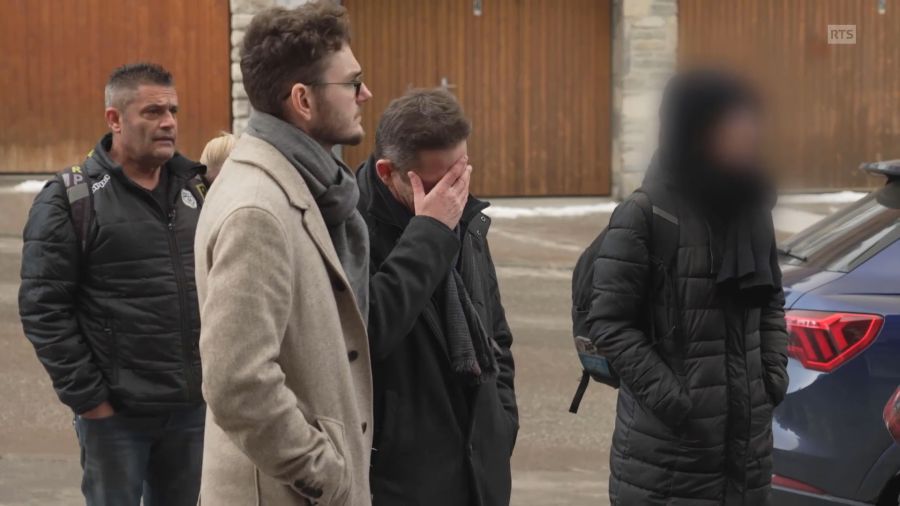 Nur wenige Wochen vor der Tragödie habe er kündigen wollen, erzählt er. Das habe er seinen Eltern (Vater hinten links im Bild) schriftlich mitgeteilt.