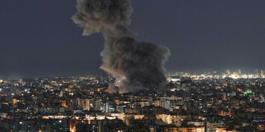 dpatopbilder - Rauch steigt auf von israelischen Luftangriffen in Dahieh, einem südlichen Vorort von Beirut. Foto: Bilal Hussein/AP/dpa