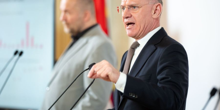 Direktor des Bundesamts für Fremdenwesen und Asyl (BFA, l), Gernot Maier, und Österreichs Innenminister Gerhard Karner (ÖVP) während einer Pressekonferenz des Innenministeriums zum ...