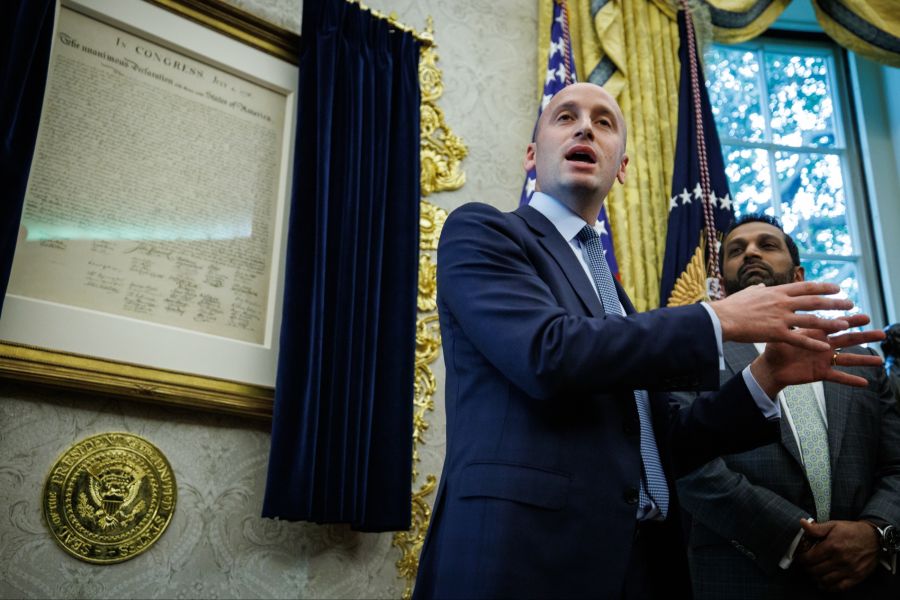 Dabei besitzt etwa der stellvertretende Stabschef im Weissen Haus, Stephen Miller, Palantir-Aktien. Damit profitiert er auch direkt von Trumps Migrationspolitik.