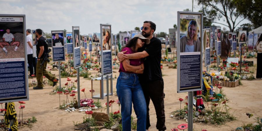 ARCHIV - Menschen begehen den jährlichen israelischen Memorial Day am Ort des Nova-Musikfestivals, bei dem in der Nähe des Kibbutz Reim im Süden Israels Hunderte von Feiernden bei de...