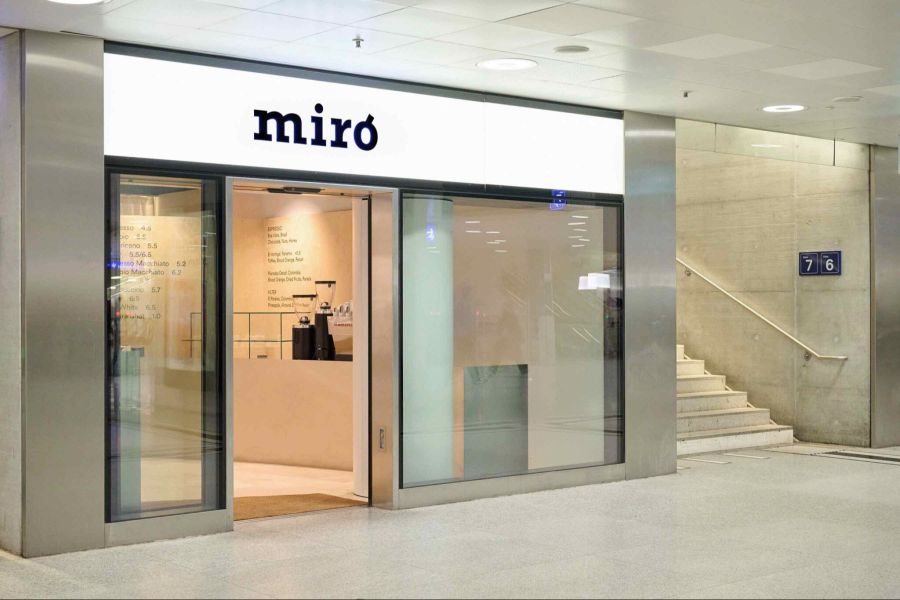 Beispielsweise das beliebte «Miró Café» in Zürich zeigt mit seinem sterilen Minimalismus, wie sehr sich das Café-Erlebnis verändert hat.