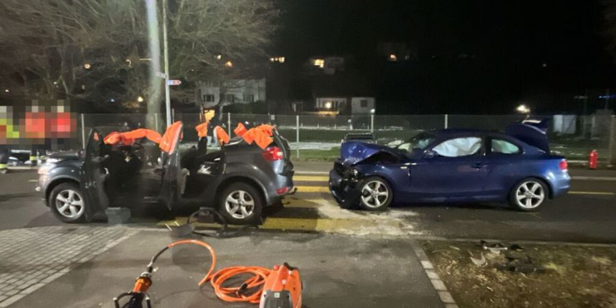 Die Feuerwehr musste die verletzte Beifahrerin aus dem vorderen Auto bergen.