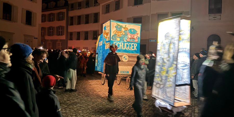 Die schönen Laternen erhellen am Montagmorgen wieder die Basler Innenstadt: Die «drey scheenschte Dääg» haben offiziell begonnen.