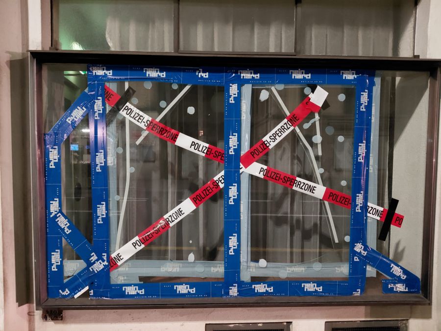 Eine Fensterscheibe am Tatort wurde beschädigt und von der Luzerner Polizei abgesperrt.