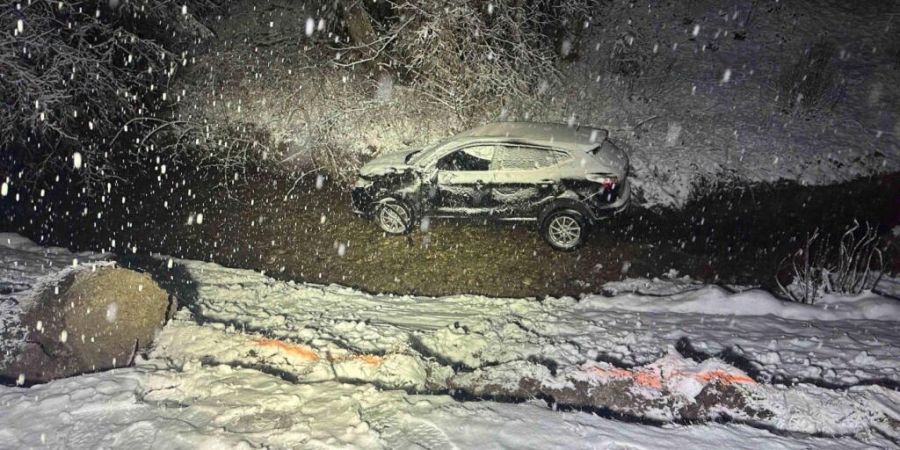 Nach Auto-Überschlag in den Bach bei Schwellbrunn in Appenzell Ausserrhoden: Totalschaden am Auto, aber kein Kratzer am Fahrer.