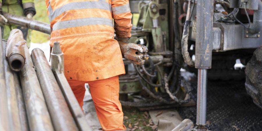 Die Bauarbeiten für die Erdsondenbohrungen auf der Aemtlerwiese mussten wegen Rekursen unterbrochen werden. (Symbolbild)