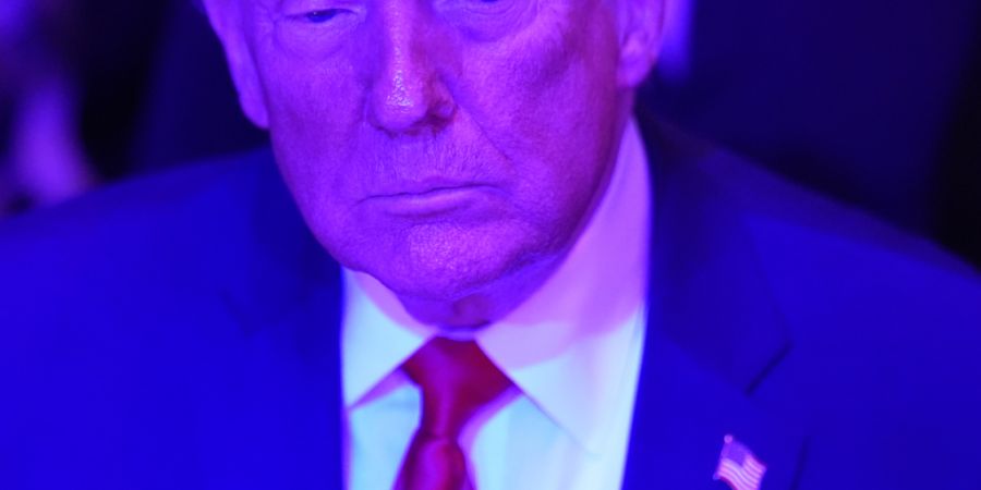 US-Präsident Donald Trump besucht die Kampfsport-Veranstaltung UFC 327 im Kaseya Center. Foto: Julia Demaree Nikhinson/AP/dpa