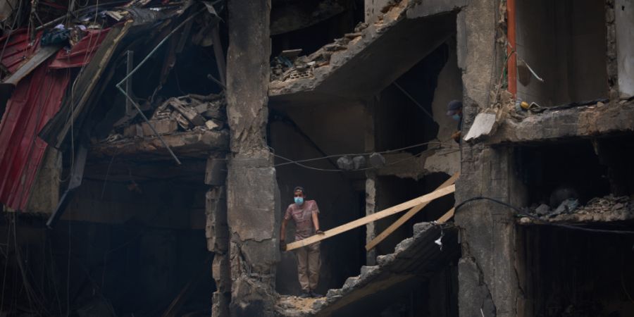 Ein Mann steht in einem zerstörten Gebäude in Beirut. Foto: Emilio Morenatti/AP/dpa