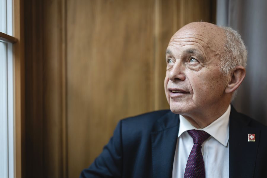 In der jüngsten Vergangenheit erreichte der Ende 2022 zurückgetretene Ueli Maurer ein eher hohes Alter im Amt: Er beendete seine Amtszeit im Alter von 72 Jahren.