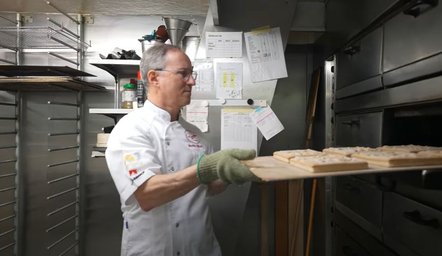 «Ich möchte gerne ein herzhaftes ‹guten Morgen› hören», sagt Confiseur Martin Schnyder.