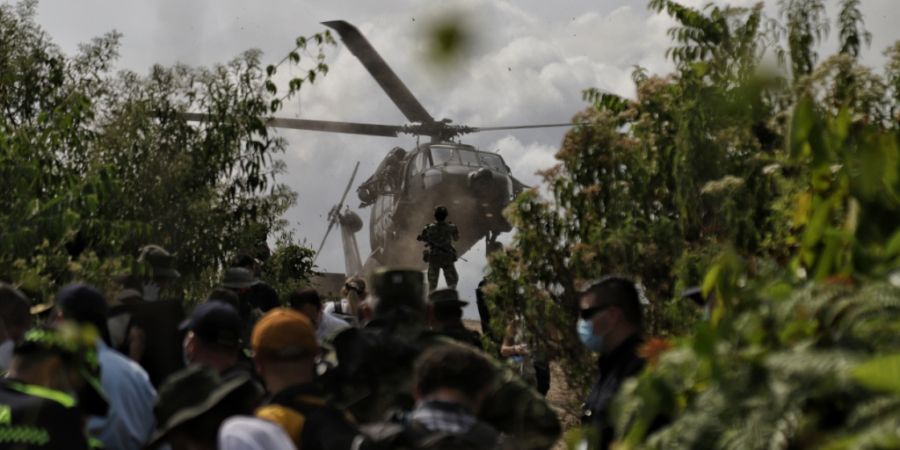 ARCHIV - Soldaten sind an Koka-Plantagen in Kolumbien im Einsatz (Archivbild). Foto: Álvaro Tavera/colprensa/dpa