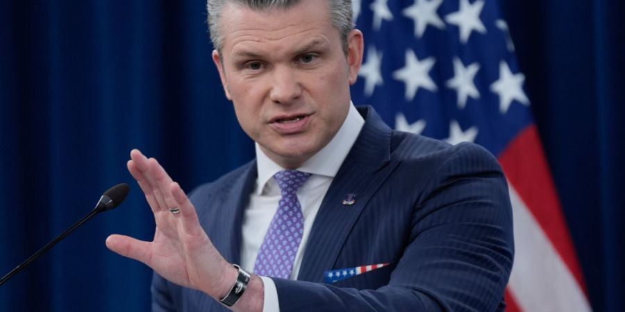 dpatopbilder - US-Verteidigungsminister Pete Hegseth spricht zu Medienvertretern während einer Pressekonferenz im Pentagon. Foto: Manuel Balce Ceneta/AP/dpa