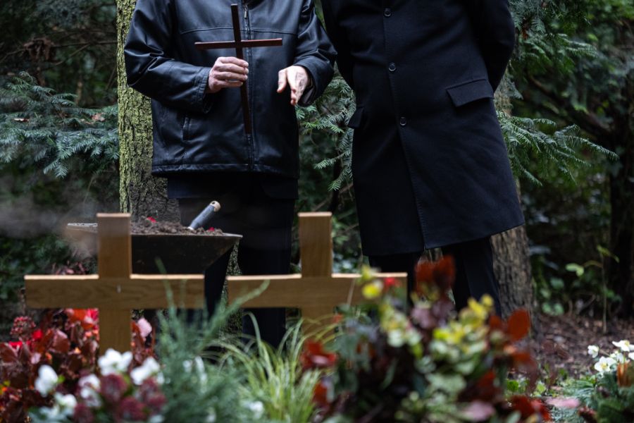 Schock: Anstelle eines Familien-Grabes liegen die Freunde in einem Reihen-Grab, das nach 25 Jahren aufgehoben wird. (Symbolbild)