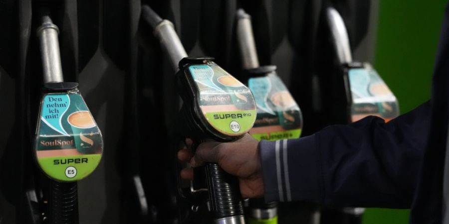 Wegen stark gestiegener Spritpreise hat der deutsche Bundestag neue Massnahmen beschlossen. Künftig dürfen Tankstellen nur noch einmal am Tag, um 12 Uhr, die Preise erhöhen. (Archivbild)