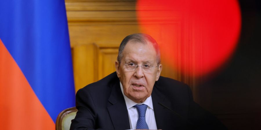 Der russische Außenminister Sergej Lawrow spricht während einer gemeinsamen Pressekonferenz mit dem kenianischen Ministerpräsidenten und Kabinettssekretär für auswärtige und Diasp...