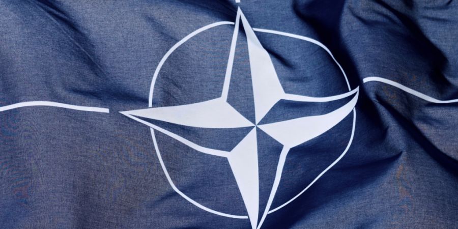 ARCHIV - Eine Nato-Flagge weht im Wind vor dem Veranstaltungsort des Nato-Gipfels in Den Haag. (zu dpa: «Baltenstaaten: Nato muss Luftverteidigung stärken») Foto: Markus Schreiber/AP/dpa