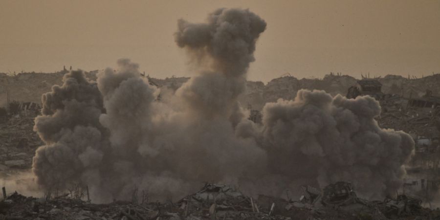 ARCHIV - Gebäude, die bei israelischen Boden- und Luftangriffen zerstört wurden, sind nach einem israelischen Militärschlag im nördlichen Gazastreifen in Rauch gehüllt, vom Süden ...