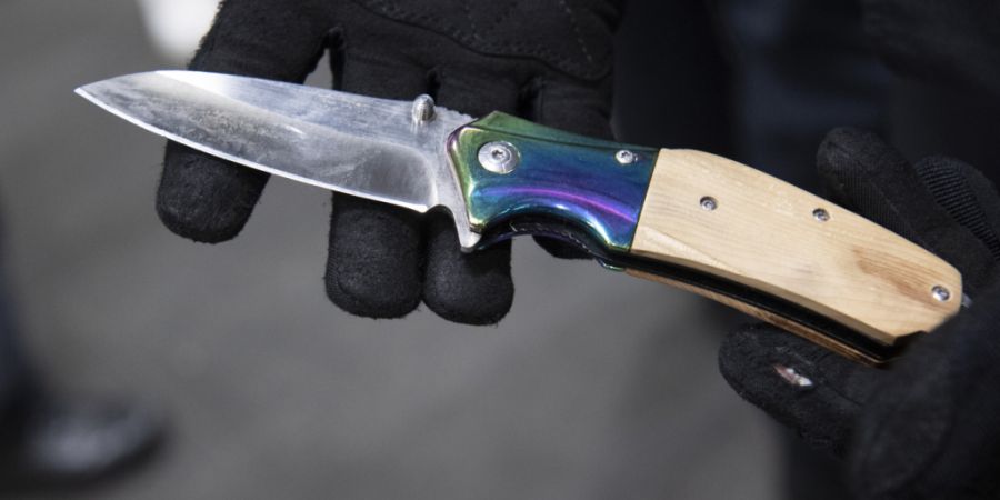Messer mit einer bestimmten Gesamt- und Klingenlänge gelten in der Schweiz als Waffen. (Symbolbild)