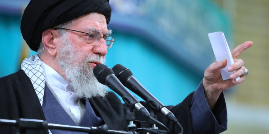 ARCHIV - Auf diesem Foto, das von der offiziellen Website des Büros des iranischen Obersten Führers veröffentlicht wurde, spricht Ajatollah Ali Chamenei (l), Oberster Führer des Ira...