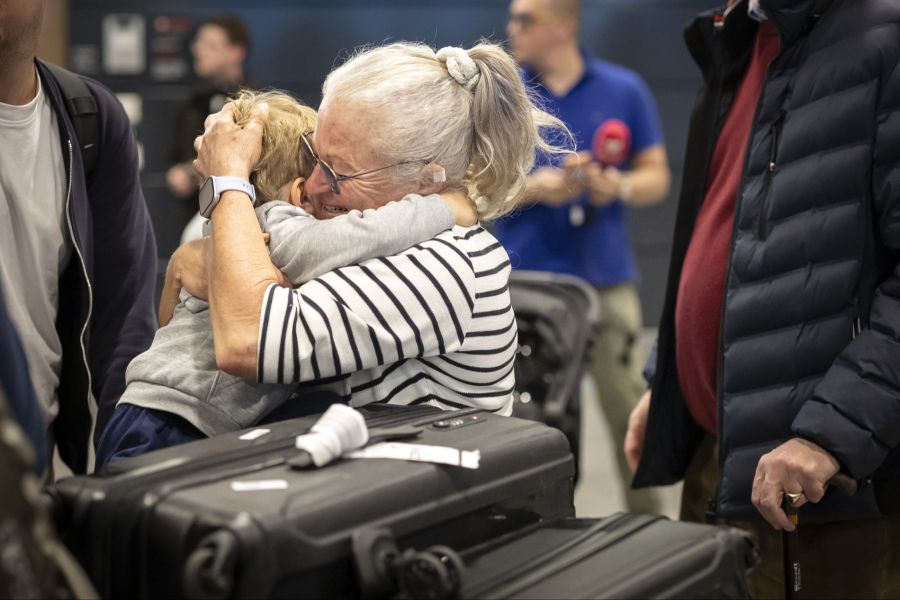 Vergangene Woche fanden Sonderflüge statt. Im Bild: Angehörige begrüssen sich nach der Ankunft des Sonderflugs am Flughafen Zürich.