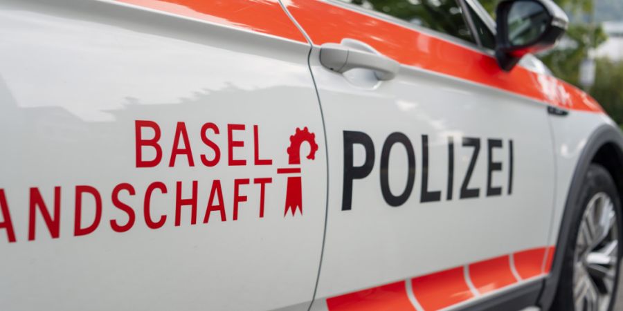 Die Polizei versucht nun mit Hilfe von Zeugen, den flüchtigen Räuber der Postfiliale im Baselbieter Münchenstein zu finden. (Archivbild)