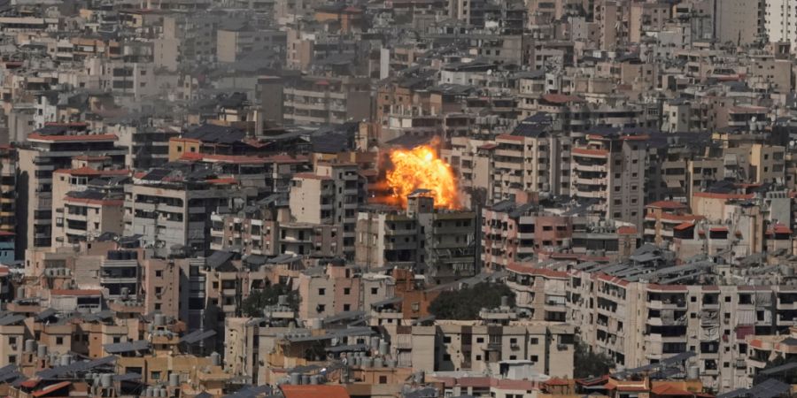 Nach einem israelischen Luftangriff in einem südlichen Vorort von Beirut steigen Flammen und Rauch aus einem Gebäude auf. Foto: Hassan Ammar/AP/dpa