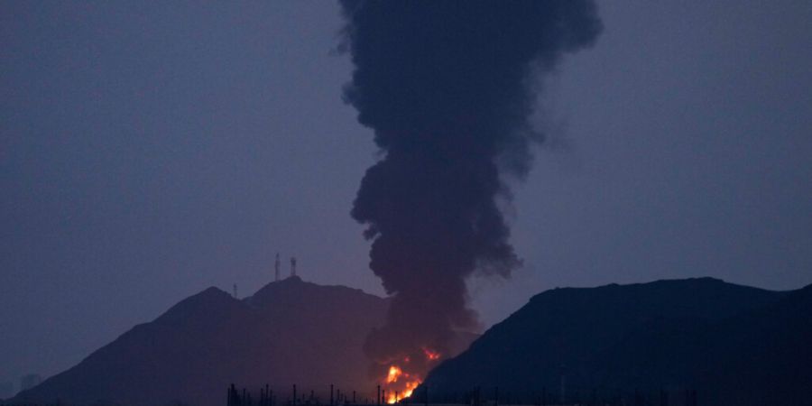 ARCHIV - Ein großes Feuer und eine Rauchwolke sind zu sehen, nachdem nach Angaben der Behörden Trümmer einer abgefangenen iranischen Drohne die Ölanlage in Fudschaira getroffen habe...