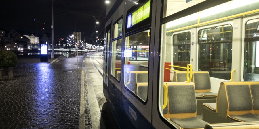 Ein Unbekannter hat in einem Tram am Limmatquai wahllos Passagiere angegriffen. Eine Frau musste zur Kontrolle ins Spital gebracht werden. (Archivbild)
