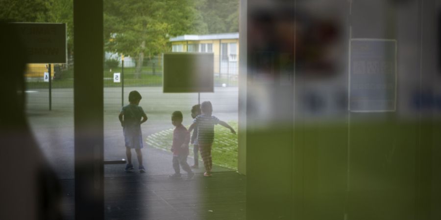 Kinder und Jugendliche in der Berner Sozialhilfe sollen zusätzliche Leistungen erhalten. (Symbolbild)