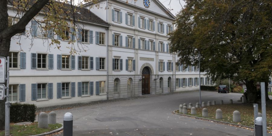 Ein Zürcher Stadtpolizist soll eine Angabe in einem Telefonprotokoll gefälscht haben. Damit habe er einem Beteiligten in einem Zuhälterei-Fall schaden wollen, so die Anklage. (Archiv...