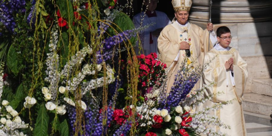 dpatopbilder - Papst Leo XIV. (l) kommt zur Ostermesse auf dem Petersplatz. Foto: Alessandra Tarantino/AP/dpa