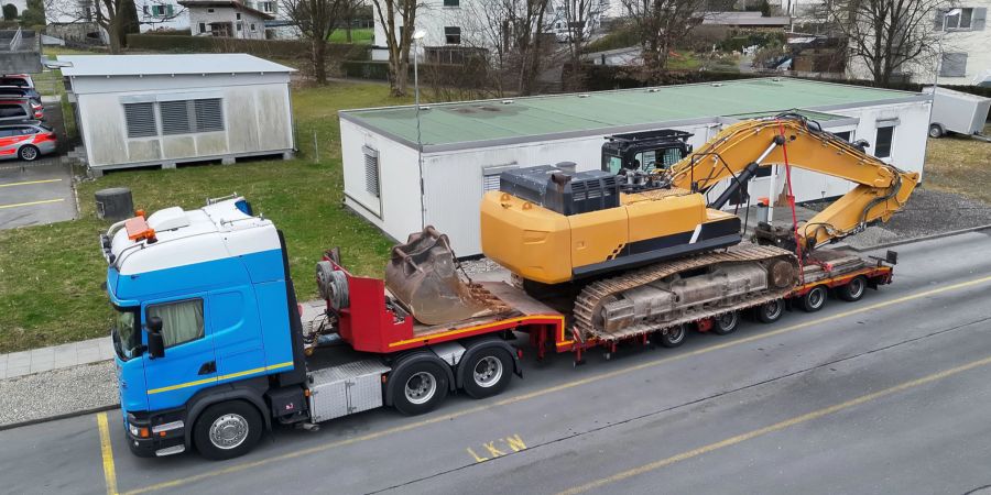 massiv überladenes Sattelmotorfahrzeug