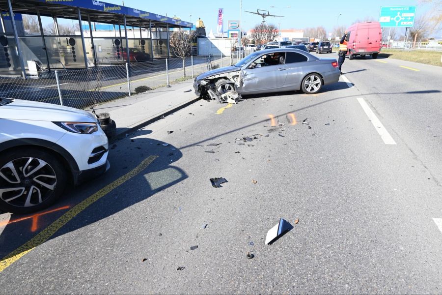 Zwei Personen wurden beim Unfall verletzt.