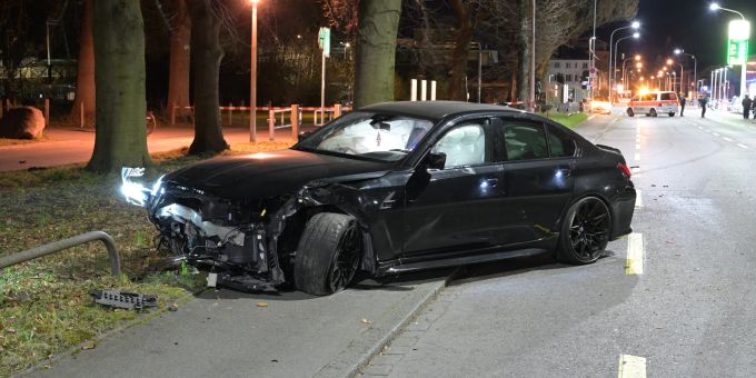 Autofahrer prallt in Zürich gegen Baum. Selbstunfall