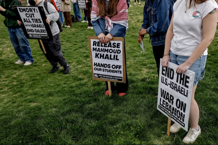 Zahlreiche Demonstranten verlangten bei pro-palästinensischen Protesten die Freilassung von Khalil.