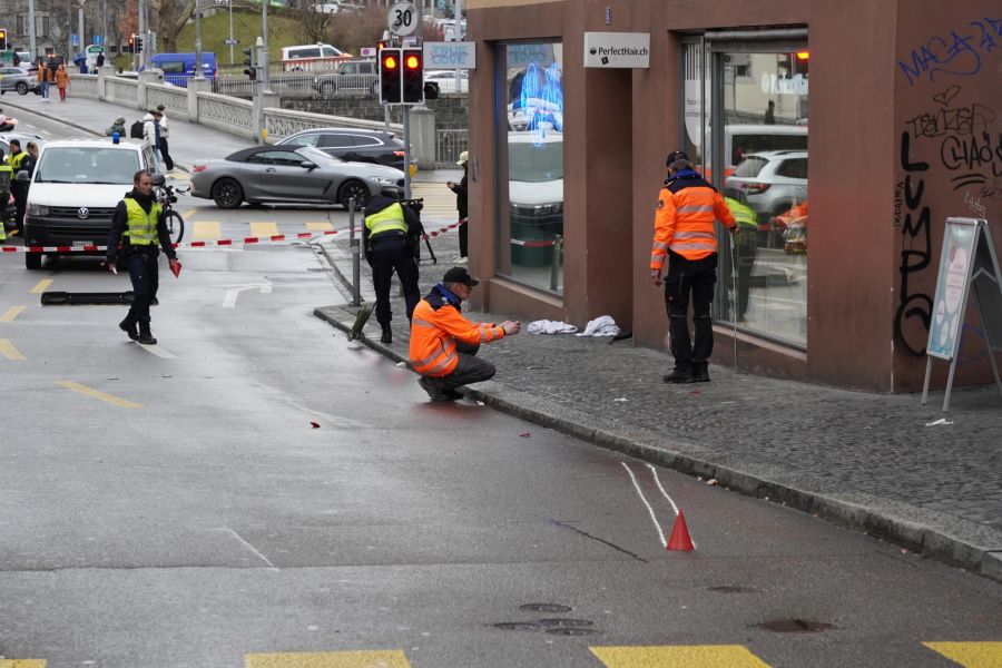 Eine Rentnerin wurde auf dem Trottoir von einem Auto erfasst.