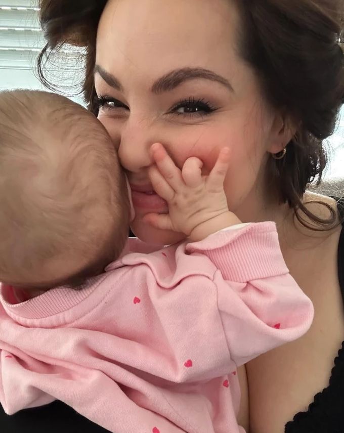 Christina, die Ehefrau von Luca Hänni, kuschelt mit ihrer kleinen Tochter. Christina Hänni