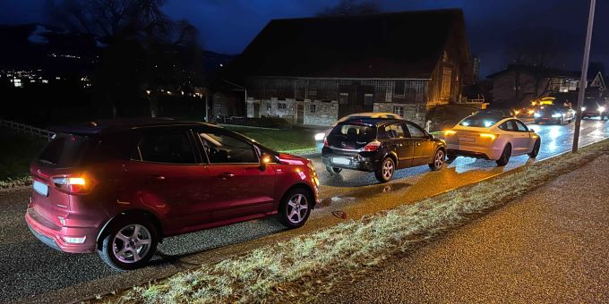 Rapperswil-Jona SG - Zwei Verletzte Auffahrkollision mit drei Autos