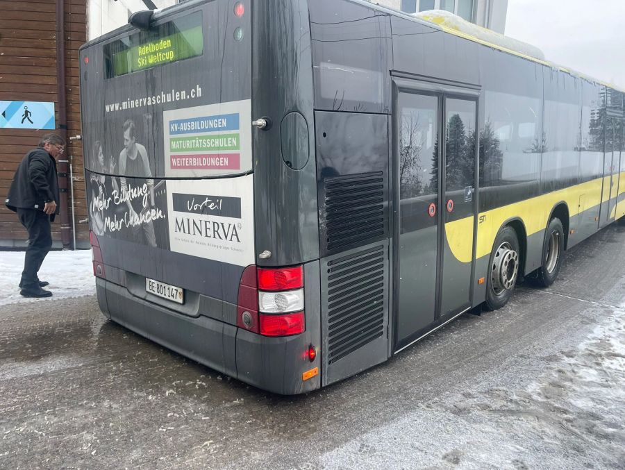 Nicht alle haben es leicht: Dieser Bus muss vor der Mineralquelle aufgeben.