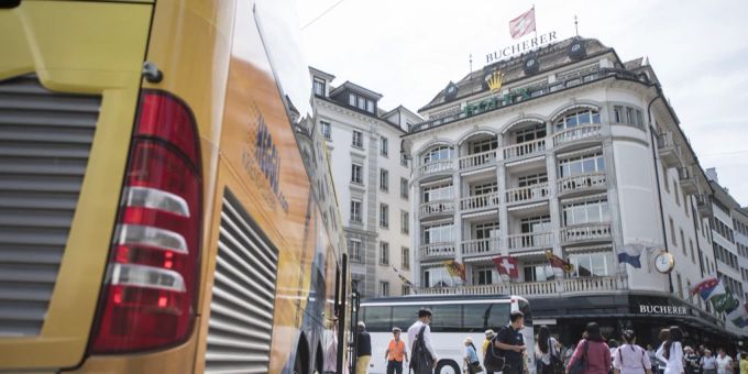 Ärger in Luzern - Touristen-Cars halten sogar auf Bus-Spuren!