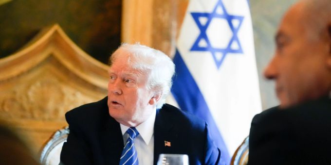 Donald Trump und Benjamin Netanjahu (Archivbild). Die USA hätten laut Bericht die Sorge, Israel könnte die Atomanlagen im Iran noch während der Verhandlungen mit Teheran angreifen. Trump Netanjahu