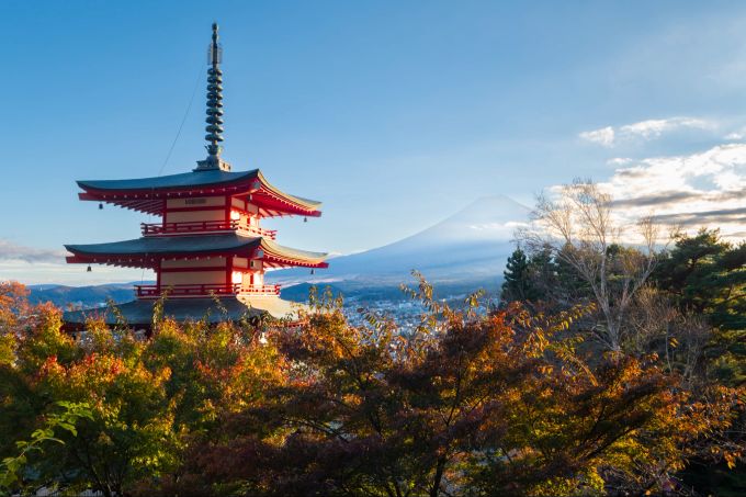 Der Mount Fuji. Im Vordergrund die Chureito Pagoda. Japan
