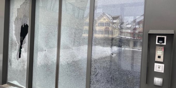 Vandalismus auf dem Friedhof und Sachbeschädigung beim Gymnasium. Kapo AI
