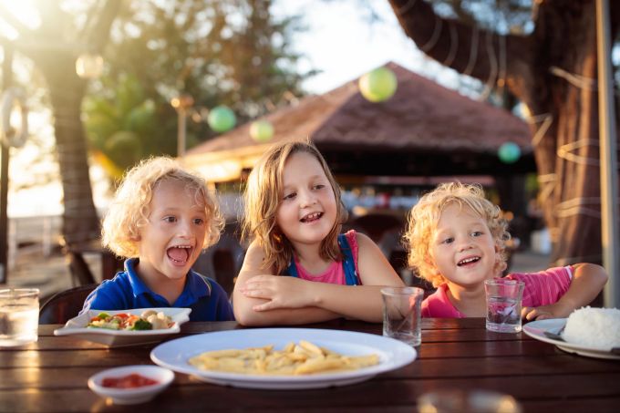Gemeinsam zu essen bedeutet Geselligkeit und Verbindung. Kinder essen Pommes