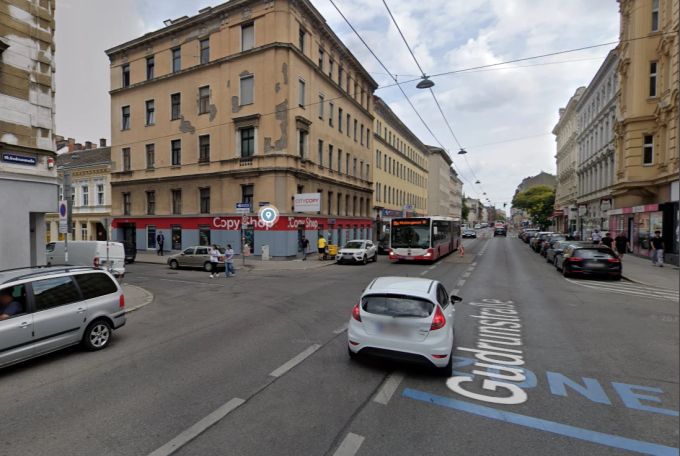 Der achtjährige Luca flüchtete vor einem Verfolger kilometerweit über die Gudrunstrasse – und versteckte sich in einer Post-Filiale. Wien Gudrunstrasse