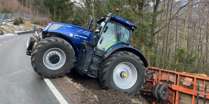 Mollis GL - Traktor rutscht in Abhang